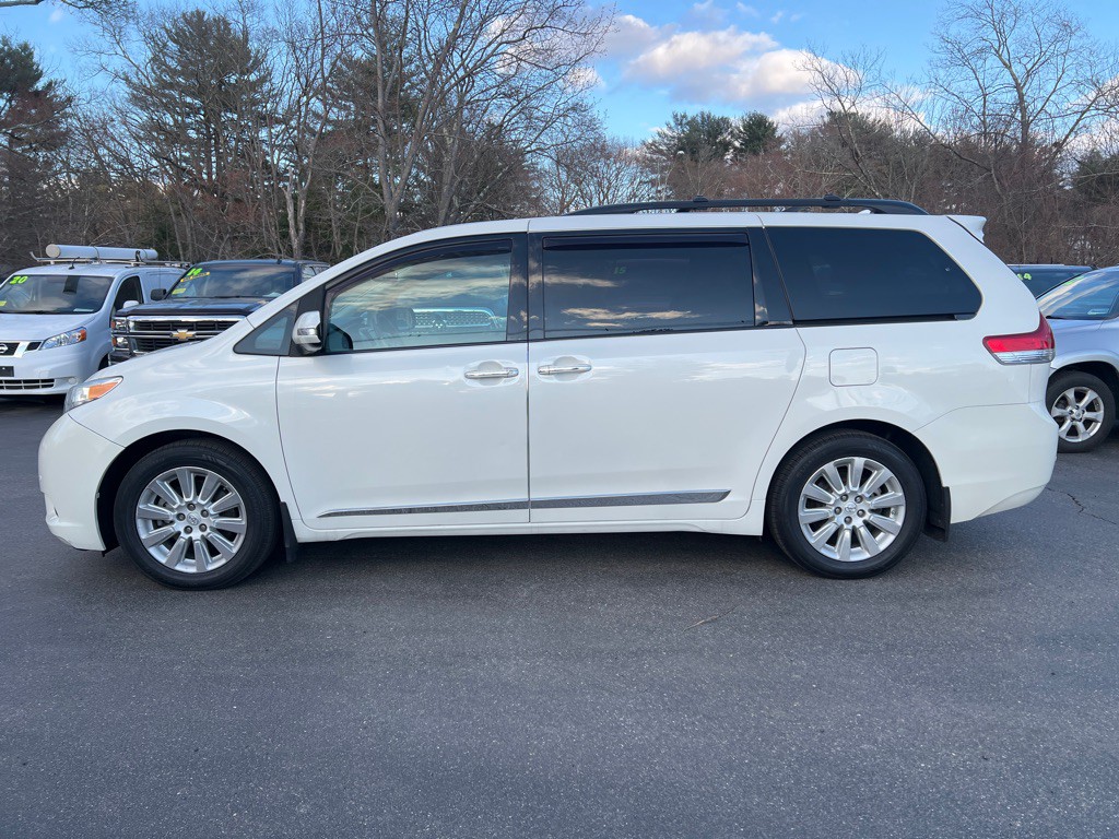 2014 Toyota Sienna Image 2