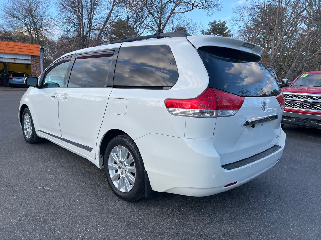 2014 Toyota Sienna Image 3