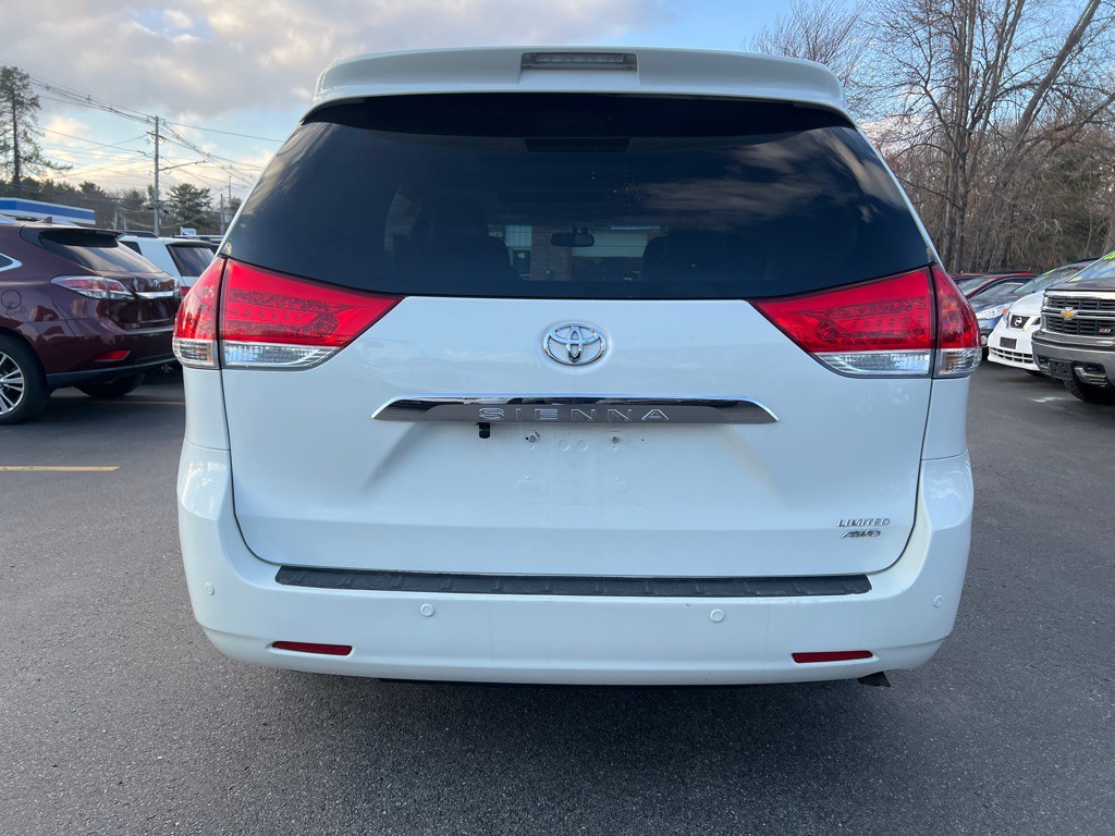 2014 Toyota Sienna Image 4