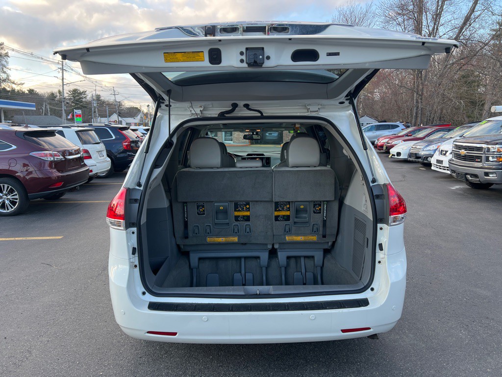 2014 Toyota Sienna Image 5