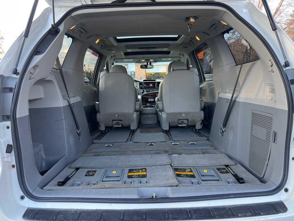 2014 Toyota Sienna Image 6