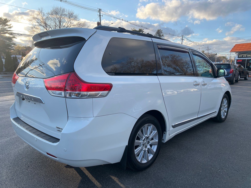 2014 Toyota Sienna Image 9