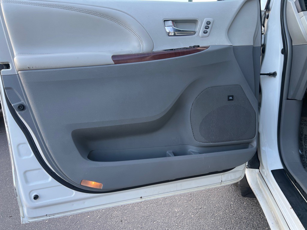 2014 Toyota Sienna Image 11
