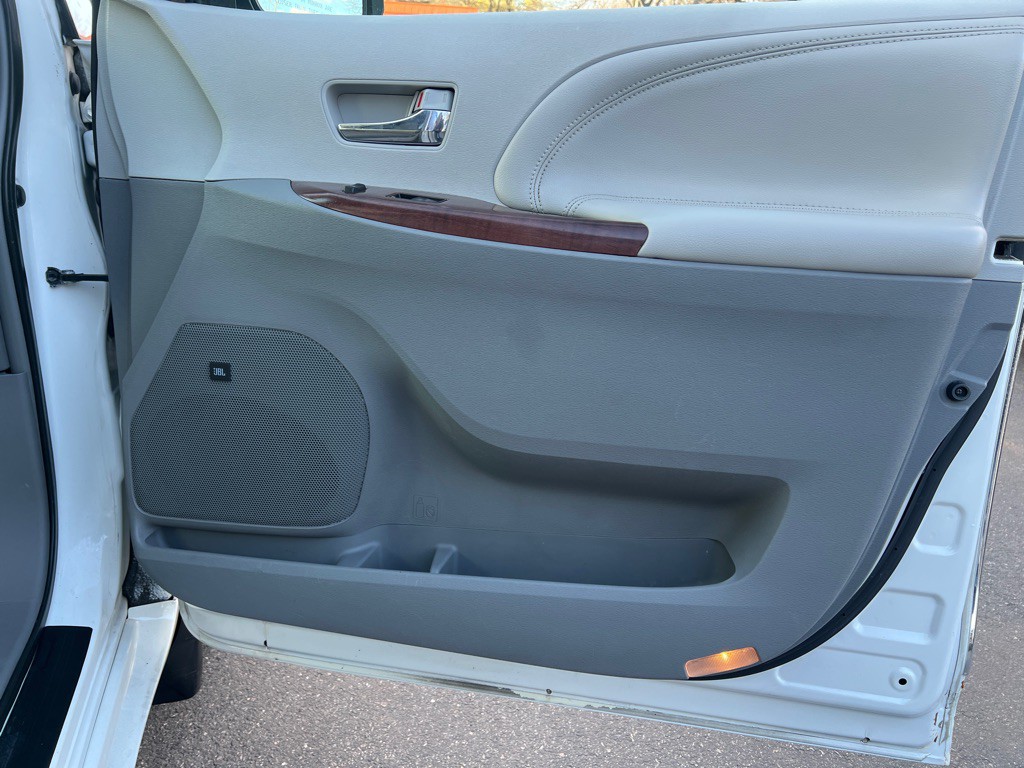 2014 Toyota Sienna Image 12
