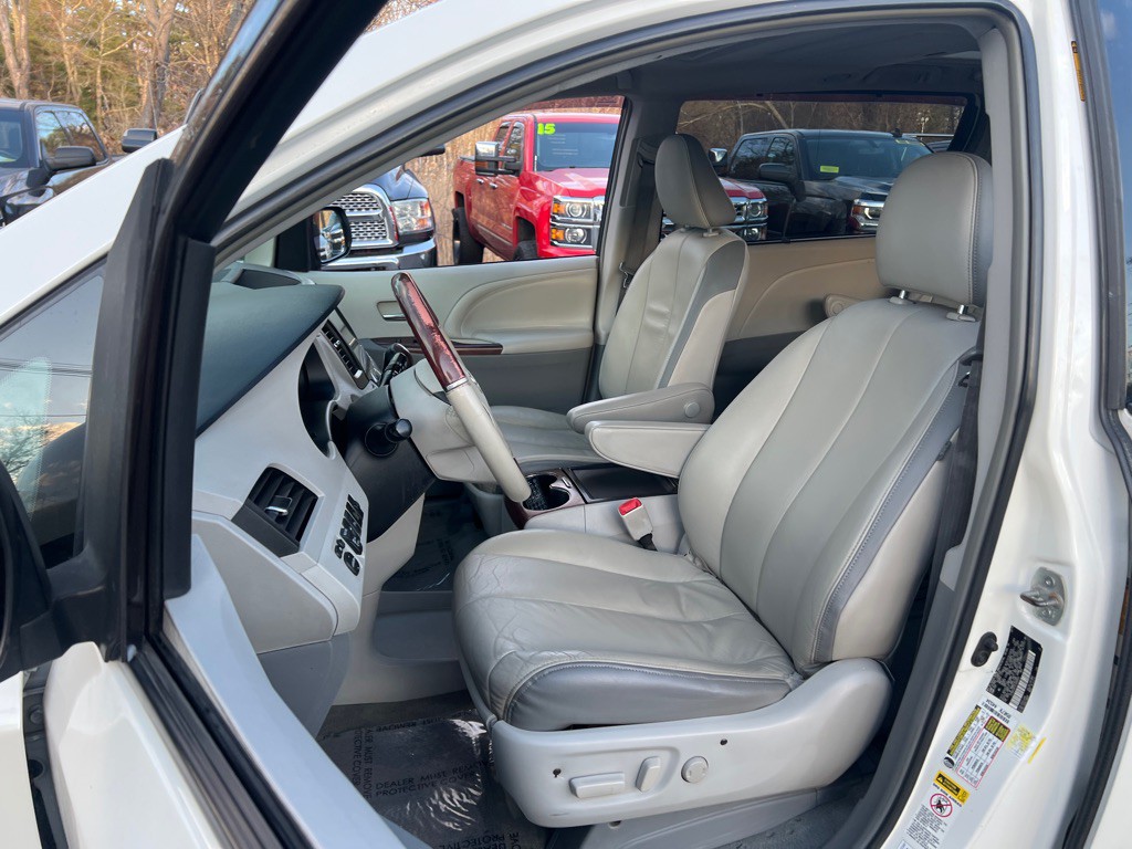 2014 Toyota Sienna Image 13