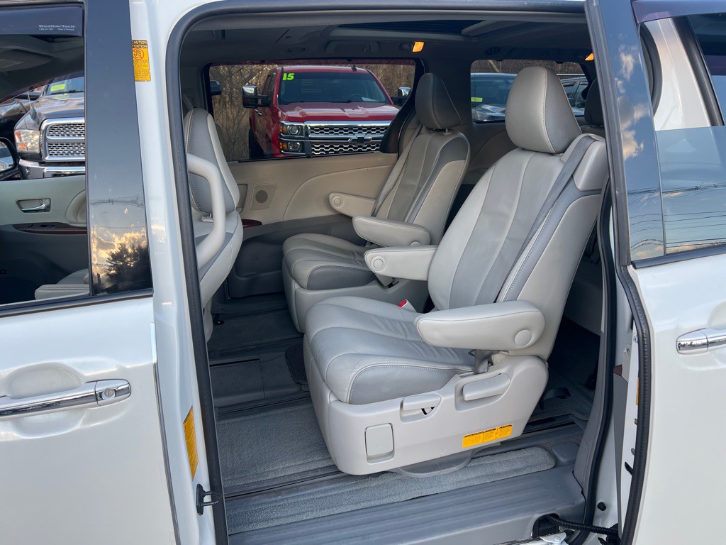 2014 Toyota Sienna Image 14