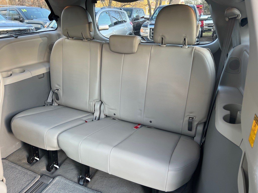 2014 Toyota Sienna Image 15