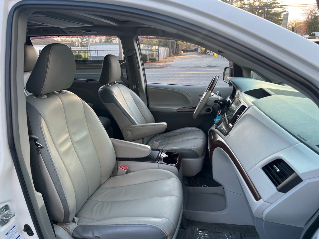 2014 Toyota Sienna Image 16