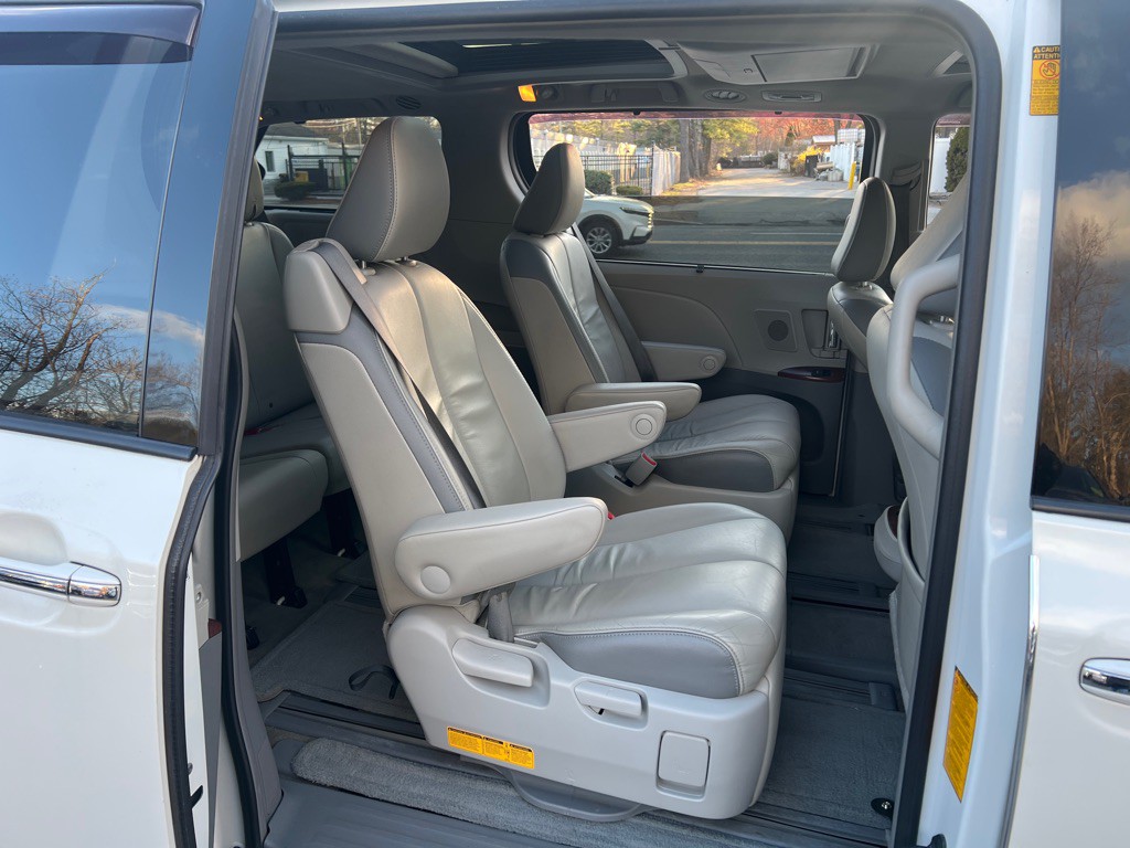 2014 Toyota Sienna Image 17