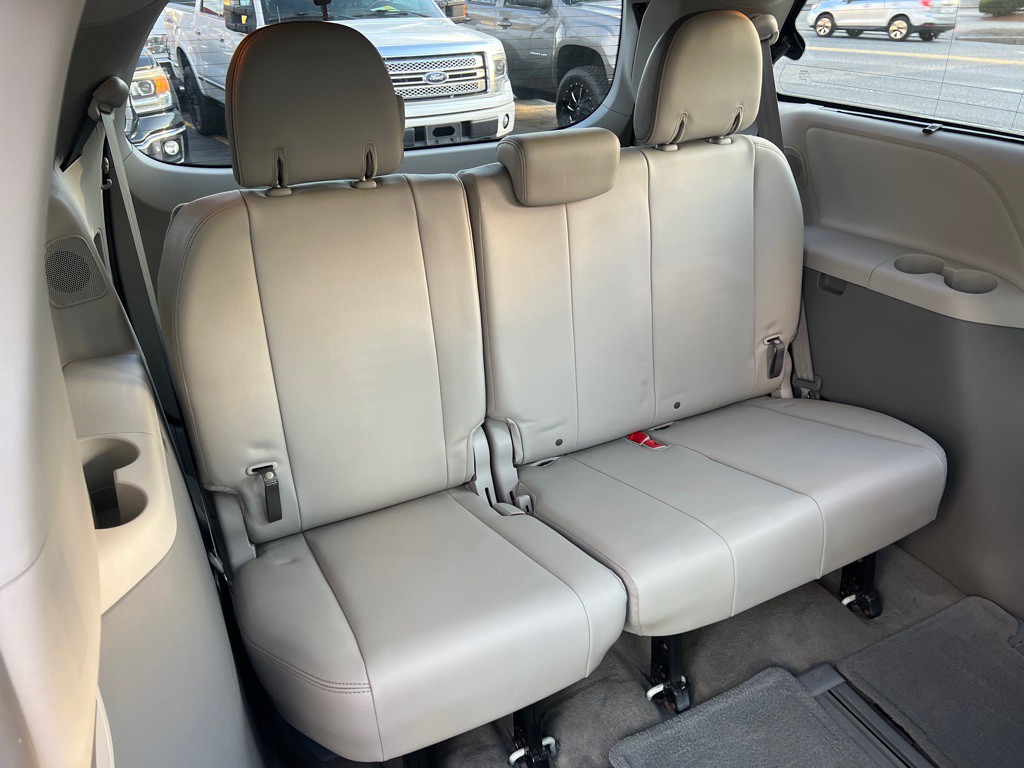 2014 Toyota Sienna Image 18