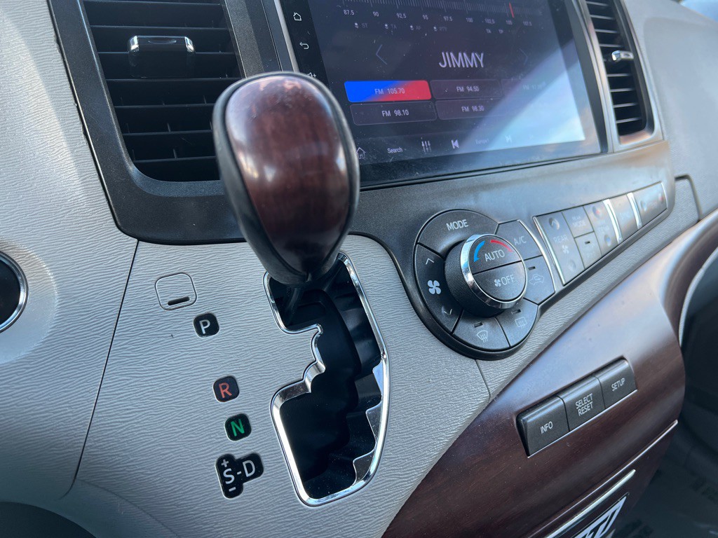 2014 Toyota Sienna Image 23