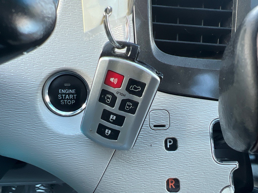 2014 Toyota Sienna Image 24