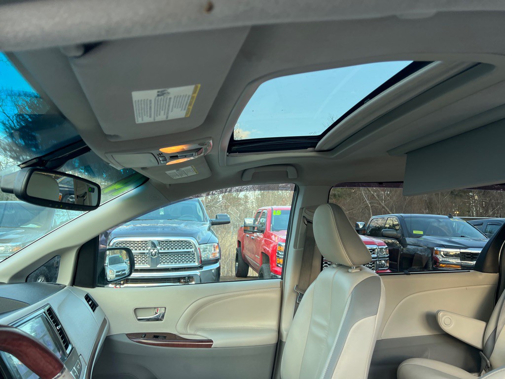 2014 Toyota Sienna Image 30