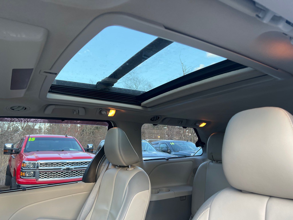 2014 Toyota Sienna Image 31
