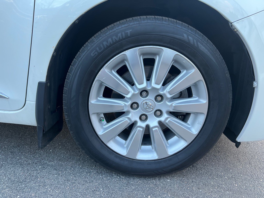 2014 Toyota Sienna Image 38