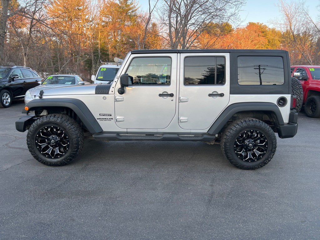 2011 Jeep Wrangler Unlimited Image 2