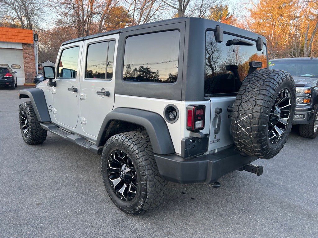 2011 Jeep Wrangler Unlimited Image 3