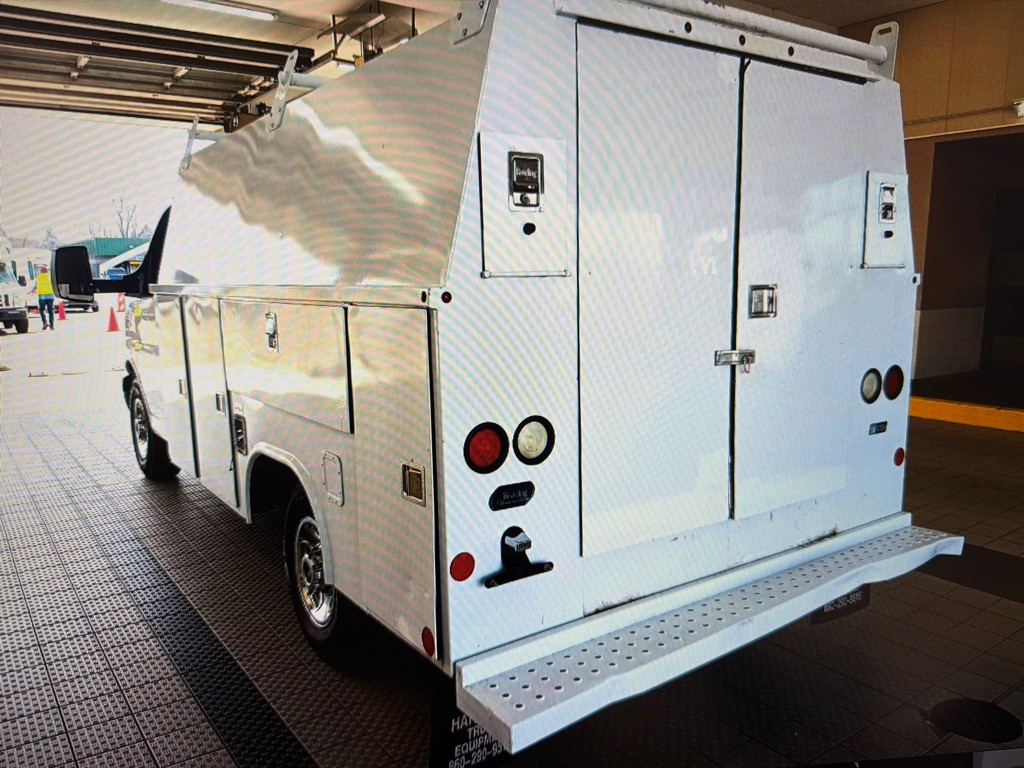 2015 GMC Savana Image 2