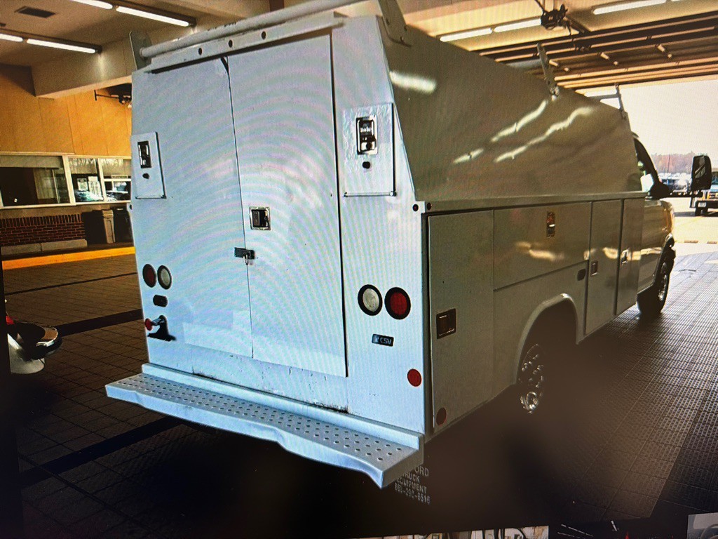 2015 GMC Savana Image 4