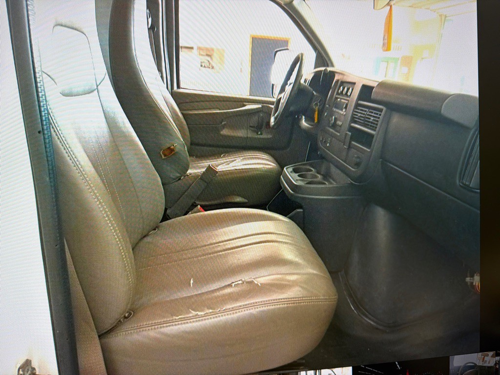 2015 GMC Savana Image 8