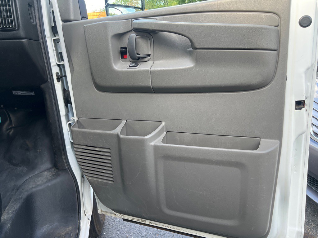 2015 GMC Savana Image 12