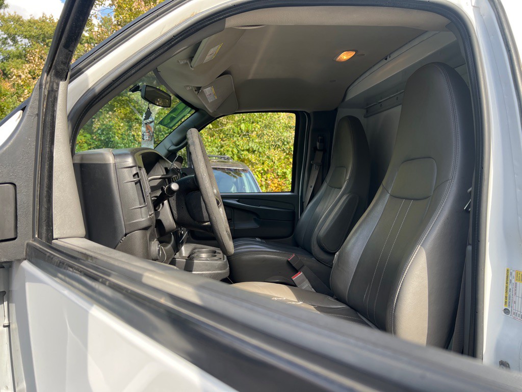2015 GMC Savana Image 13