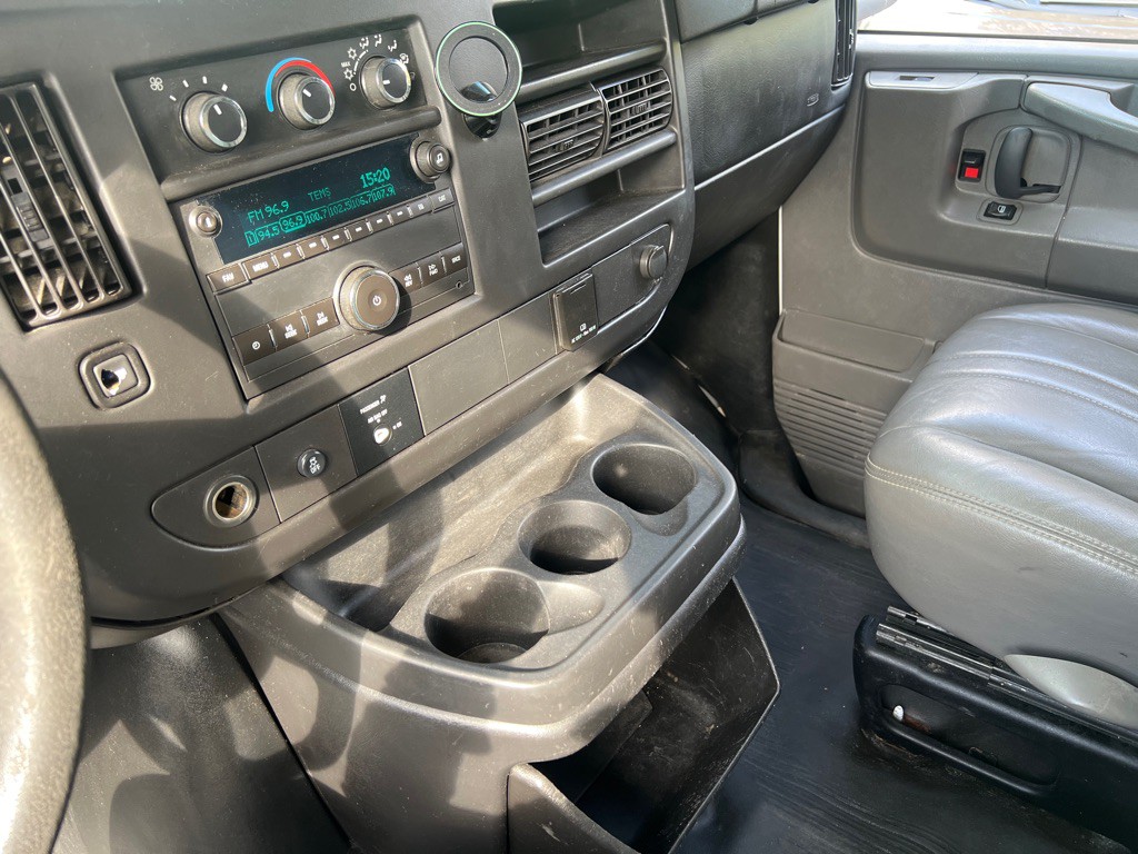 2015 GMC Savana Image 24