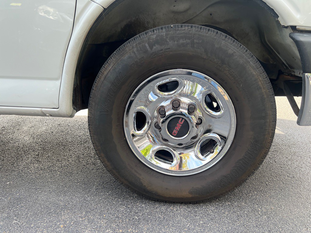 2015 GMC Savana Image 30