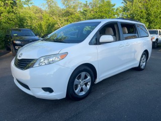 Image for 2012 Toyota Sienna LE ID: 7413673