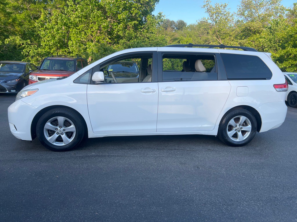 2012 Toyota Sienna Image 2