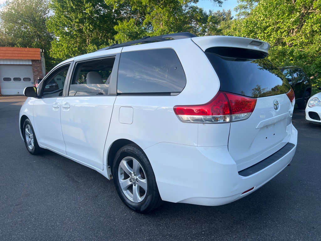 2012 Toyota Sienna Image 3