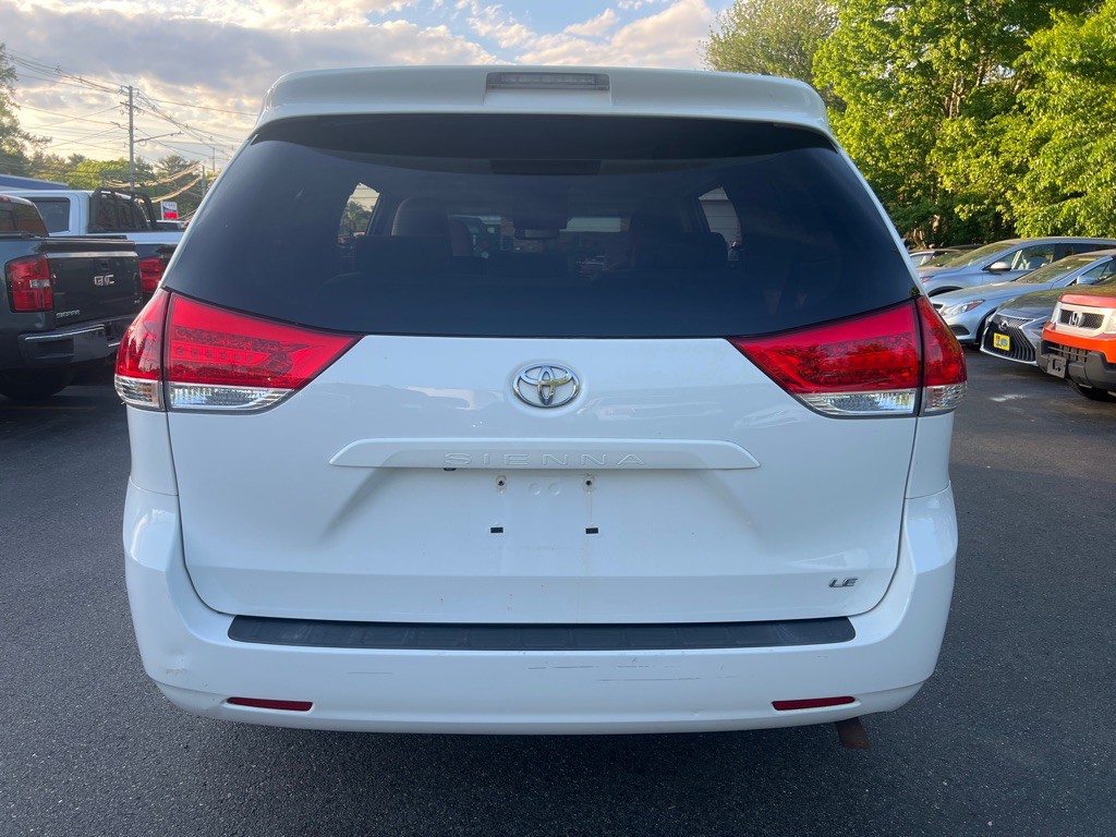 2012 Toyota Sienna Image 4
