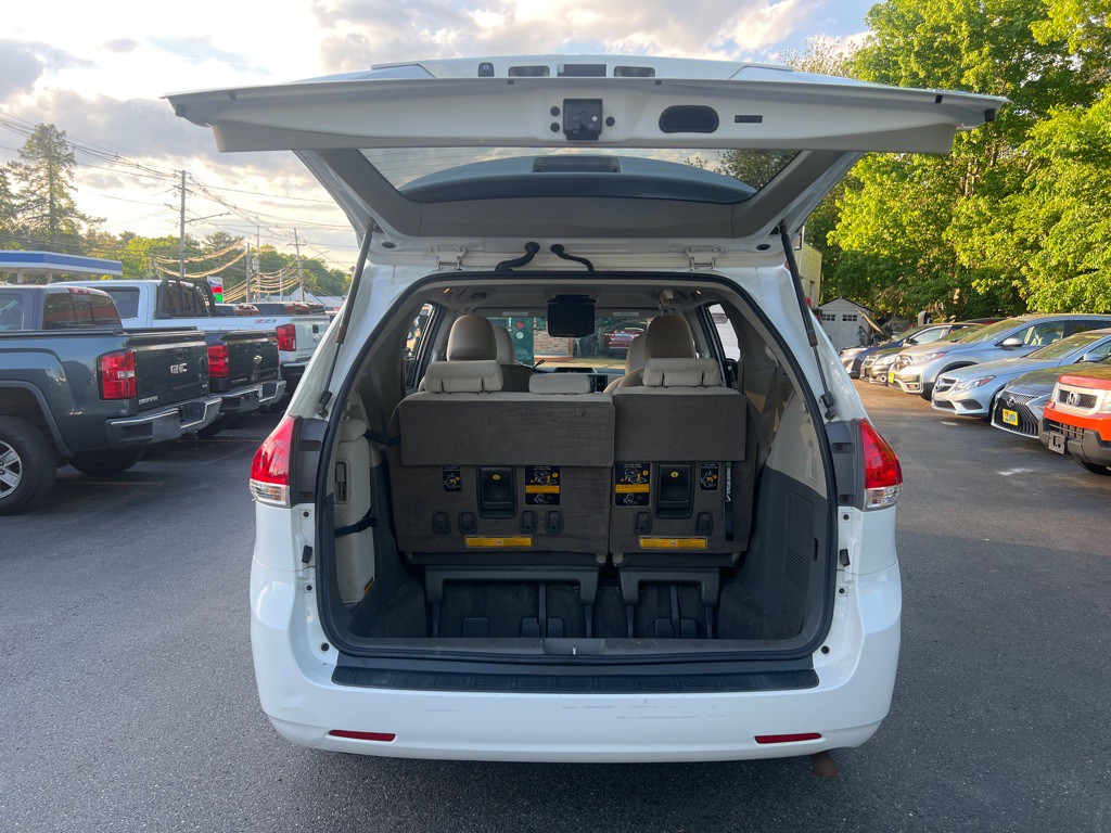 2012 Toyota Sienna Image 5