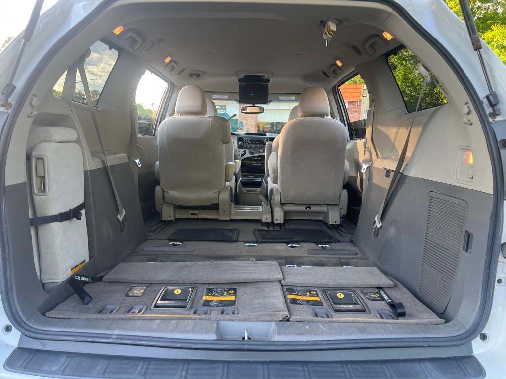2012 Toyota Sienna Image 6