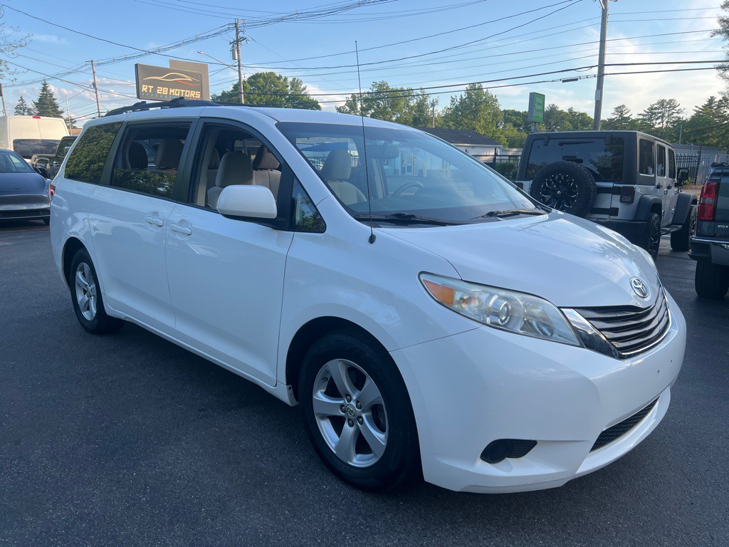 2012 Toyota Sienna Image 8