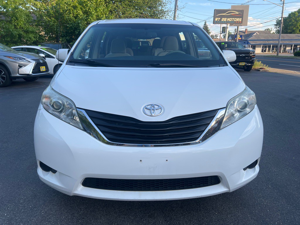 2012 Toyota Sienna Image 9