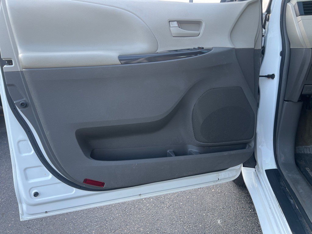 2012 Toyota Sienna Image 10