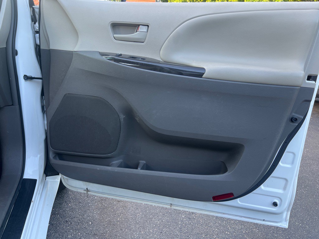 2012 Toyota Sienna Image 11