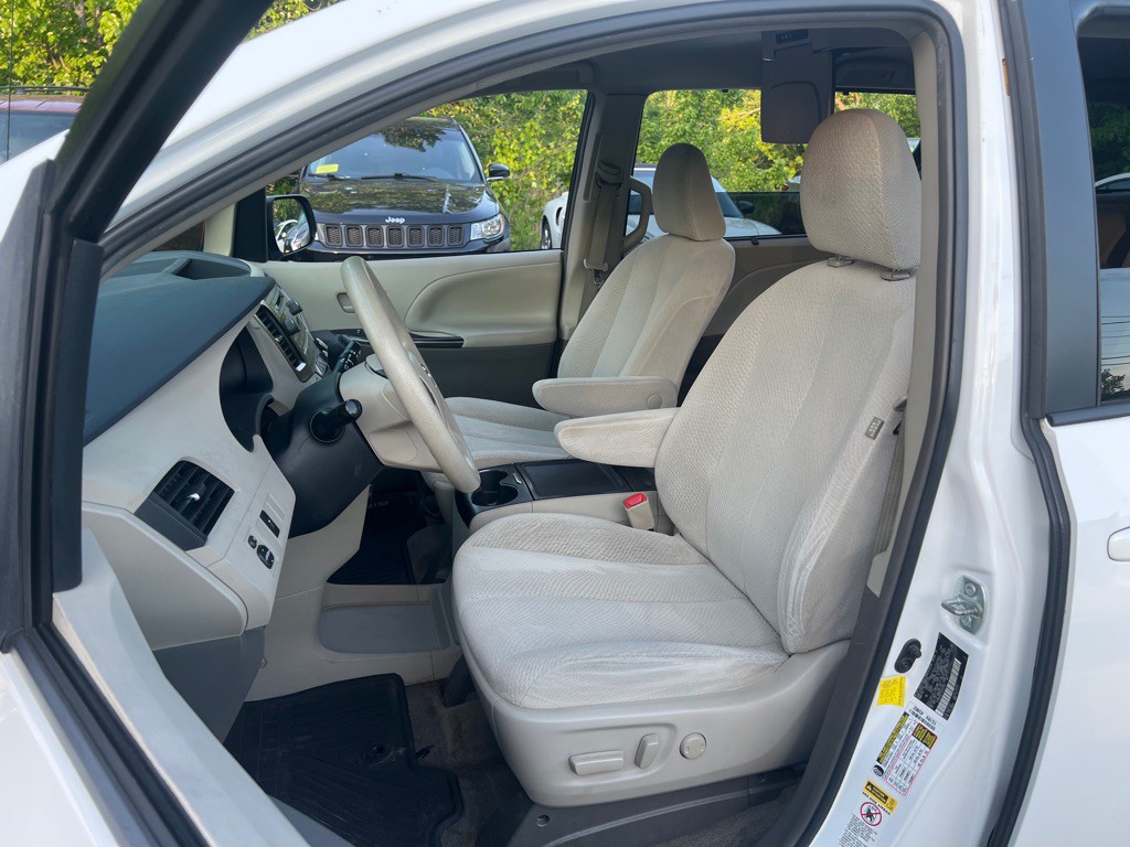 2012 Toyota Sienna Image 12