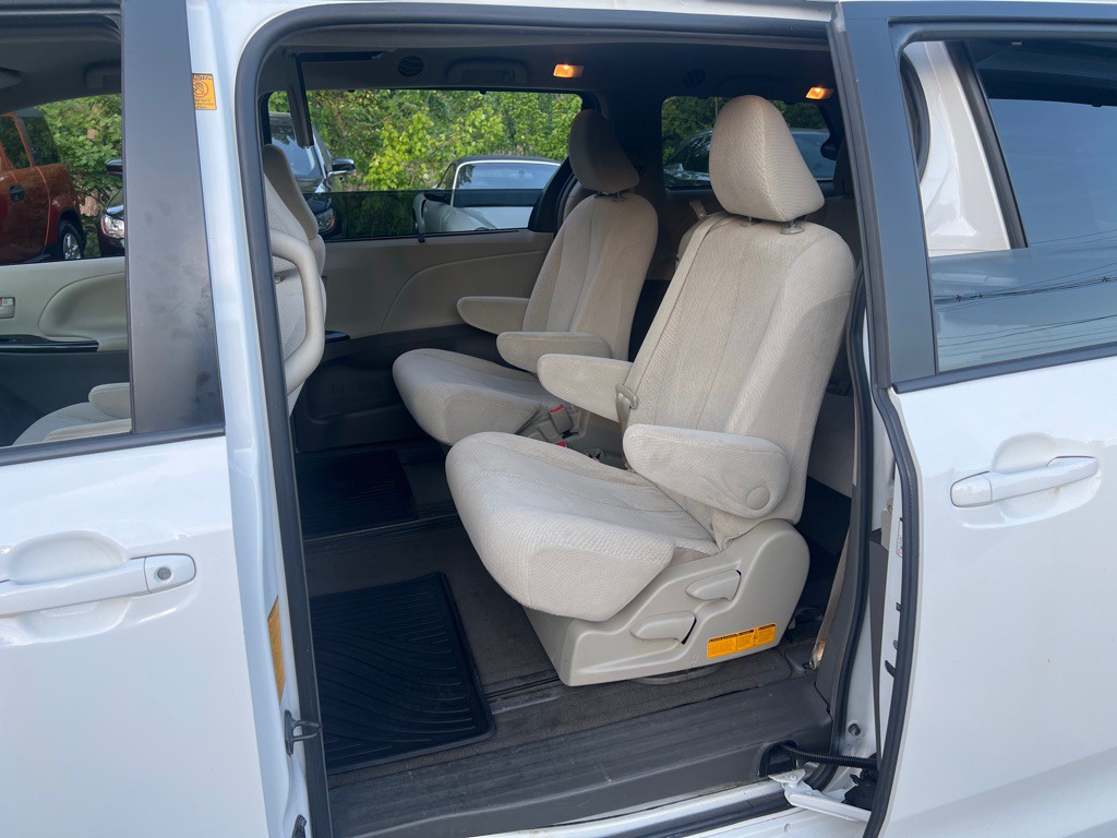 2012 Toyota Sienna Image 13