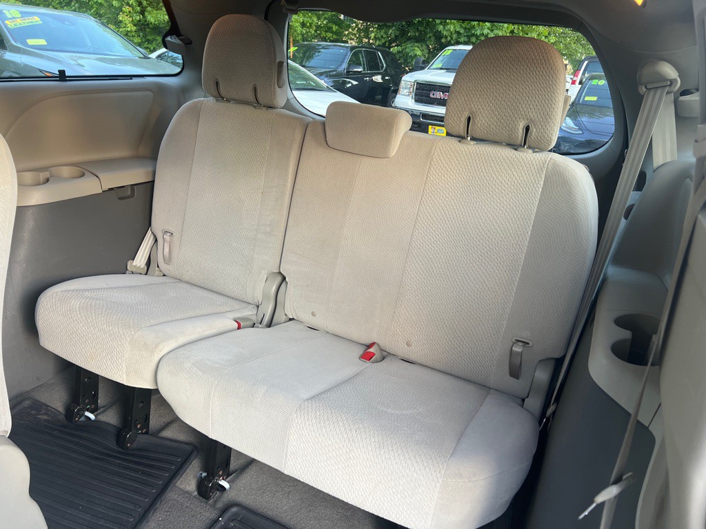 2012 Toyota Sienna Image 15