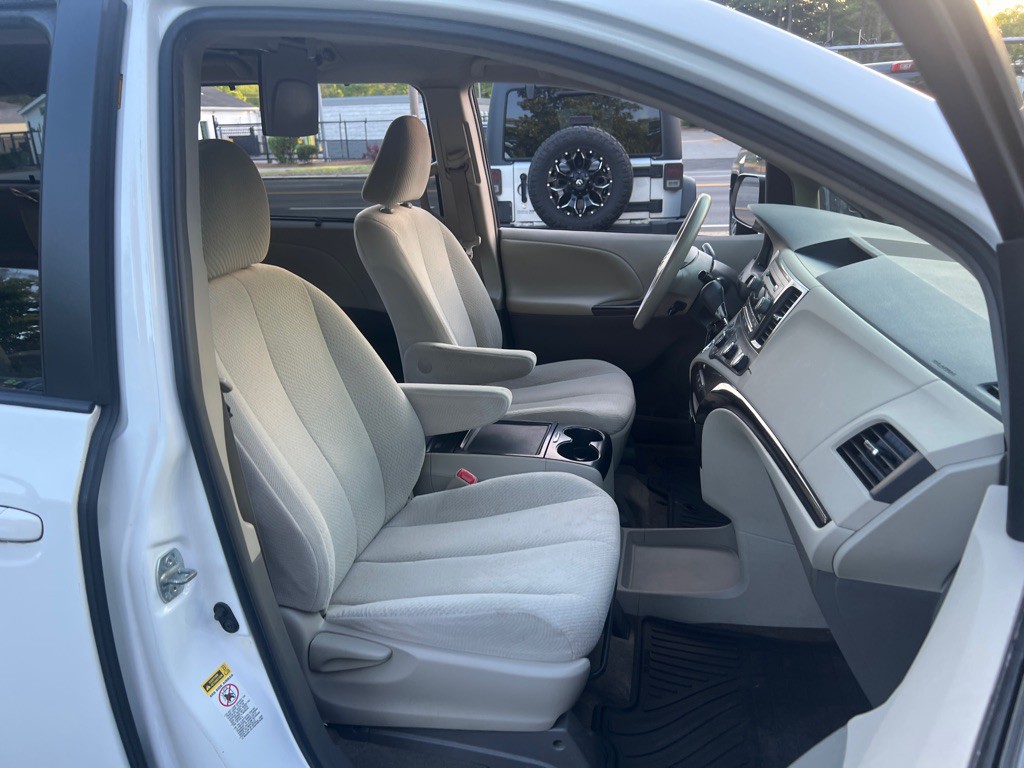 2012 Toyota Sienna Image 17