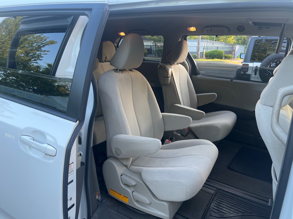 2012 Toyota Sienna Image 18