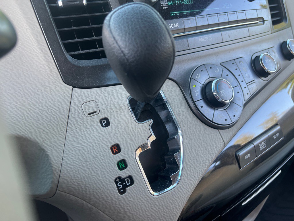 2012 Toyota Sienna Image 24