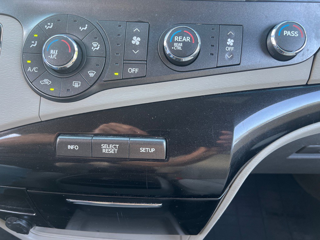 2012 Toyota Sienna Image 29