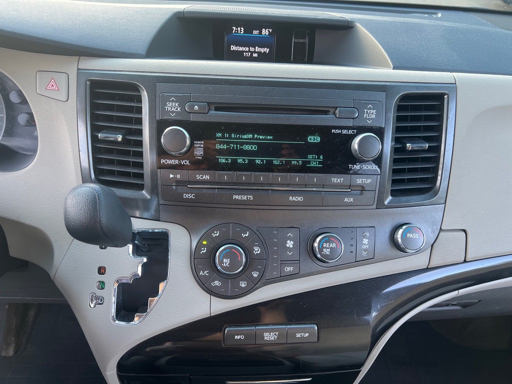 2012 Toyota Sienna Image 31