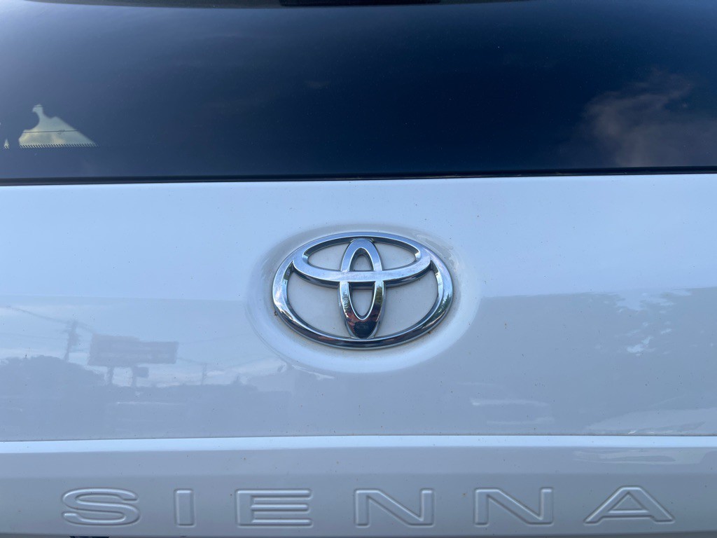 2012 Toyota Sienna Image 39