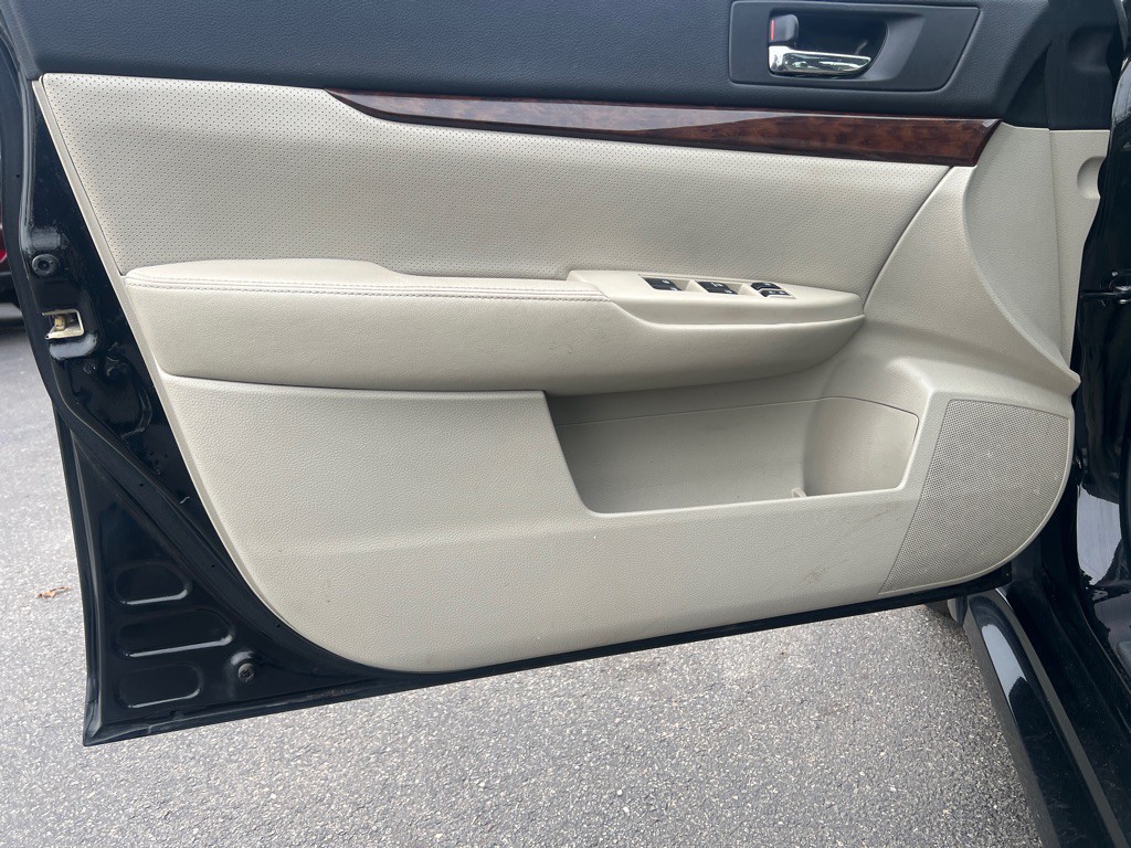 2013 Subaru Legacy Image 9