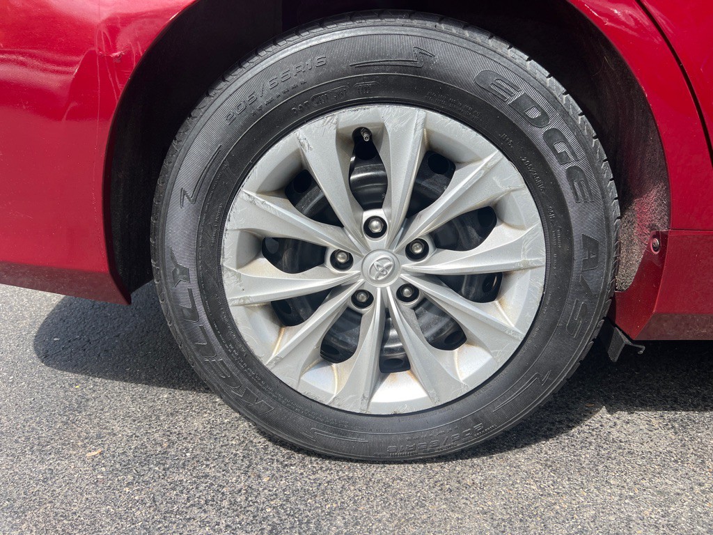 2017 Toyota Camry Image 32