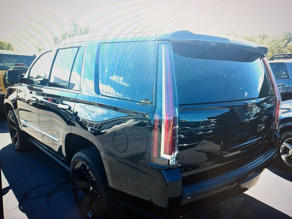 2018 Cadillac Escalade Image 2